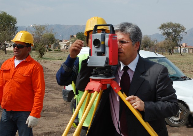 El gobernador, Claudio Poggi en una visita a obras de nuevos caminos