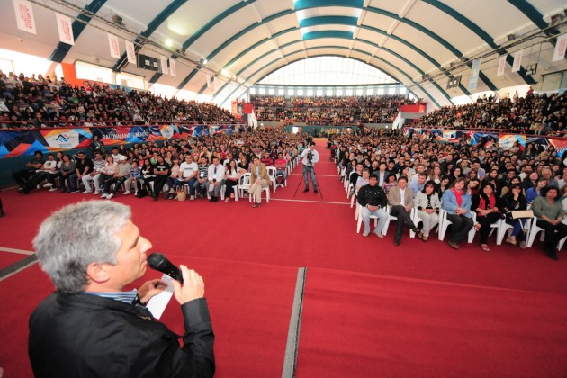 6000 jóvenes escucharon el mensaje del gobernador Poggi en el estadio Ave Fenix