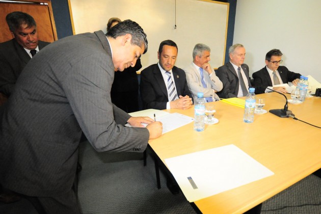 Momento en el que firma el convenio el rector de la ULP, Alejandro Munizaga