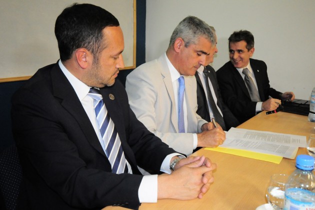El vicegobernador, Jorge Díaz, firma al acuerdo ante la mirada del Ministro de Educación Marcelo Sosa.