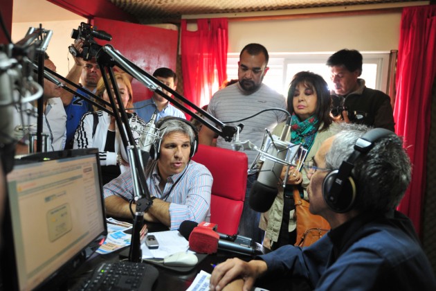 El gobernador visitó las instalaciones de Radio Tiempo, donde fue entrevistado por el periodista Jorge “El Negro” Leguizamón