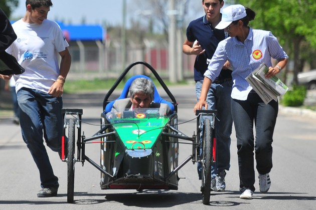 Poggi se subió a un auto del Desafío Eco, diseñado por los alumnos de la Escuela Técnica N°37 de Juana Koslay