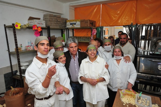 El Gobernador en el recorrido por el taller de panadería
