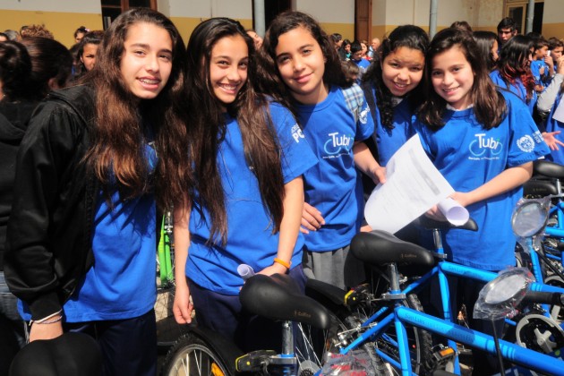 Las alumnas felices luego de recibir sus bicicletas