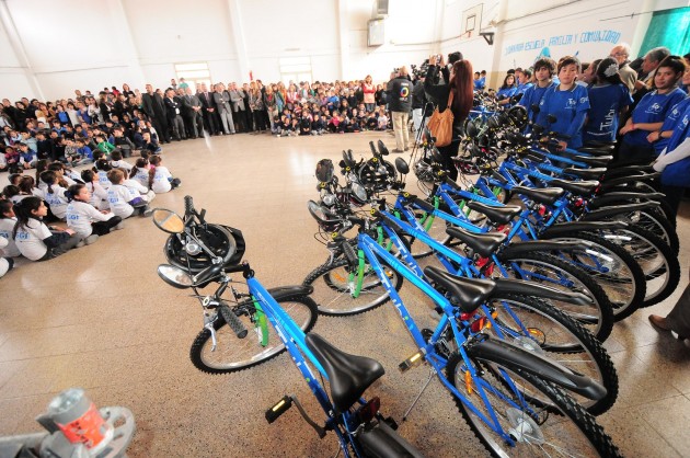 Los chicos de primer año recibieron sus bicicletas