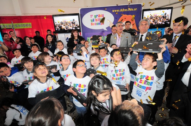 Los niños felices con sus computadoras