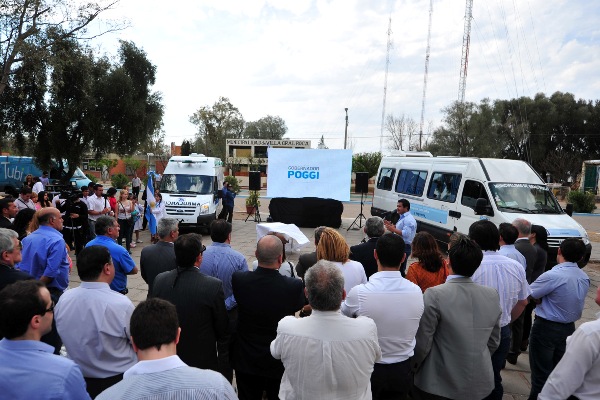 El Gobierno entregó una ambulancia y un minibús a Villa General Roca