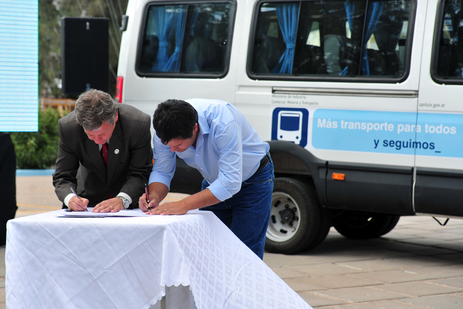 Este lunes, el Ejecutivo provincial le entregó al Municipio un minibús 0 km.