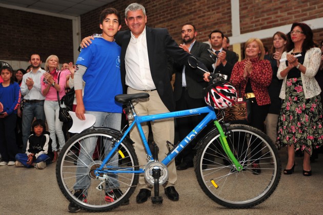 El vicegobernador le entrega la bici a Nicolas alumno de primer año