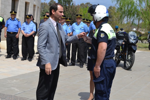 El ministro de Relaciones Institucionales y Seguridad, Martín Olivero haciendo entrega de las llaves de la moto