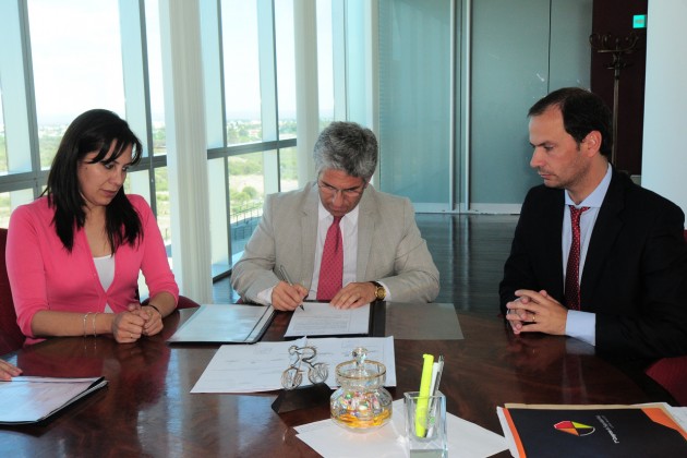 El Gobernador firmó los decretos ante la presencia de los ministros de Turismo y Las Culturas y Seguridad; Celeste Sosa y Martín Olivero, respectivamente 