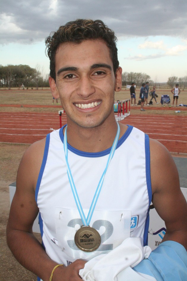 La alegría y la medalla en su pecho