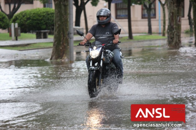 Se dificulta circular a causa de la lluvia