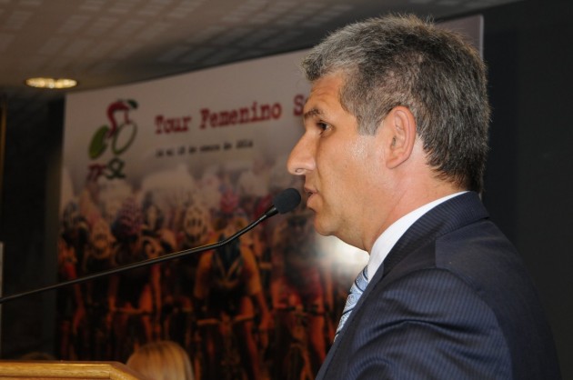El gobernador Claudio Poggi le dio la bienvenida al Tour Femenino 