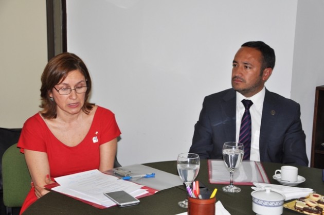 El Ministro de Educación y la Secretaria Académica en su despacho.