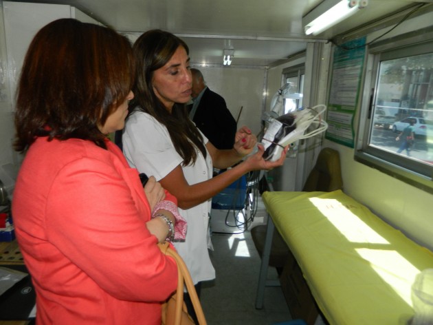 La ministra de Salud, Teresa Nigra, visitó al personal que realizaba las actividades de promoción 