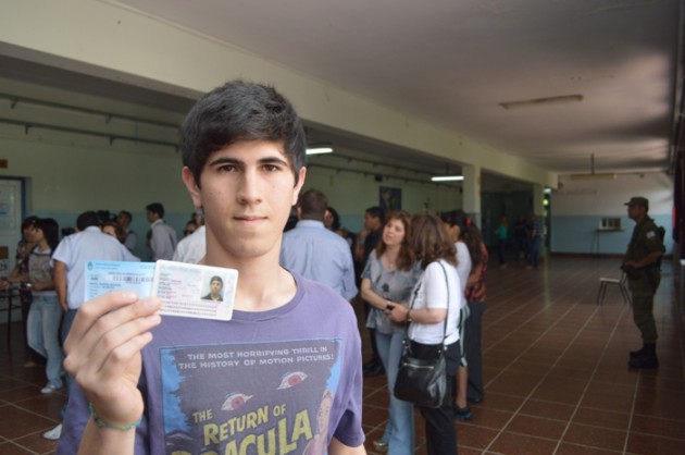 Emanuel tiene 18 años y votó por primera vez