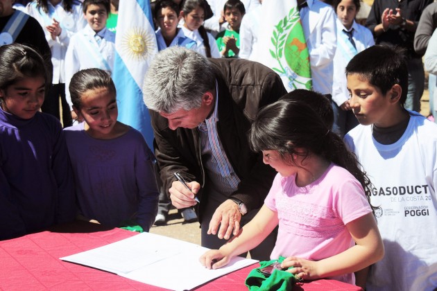 Los niños acompañaron al gobernador durante la firma del decreto