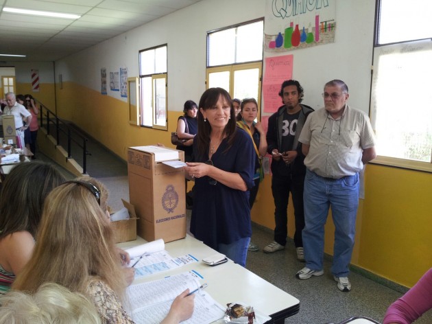Gloria Pretino, voto en el Centro Educativo Nº26 “María Palmira Cabral de Becerra”