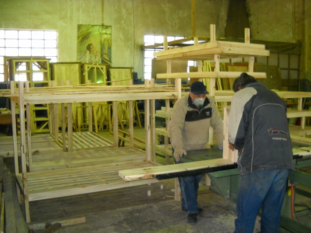 Son 12 personas que llevan adelante sus actividades en el taller de carpintería