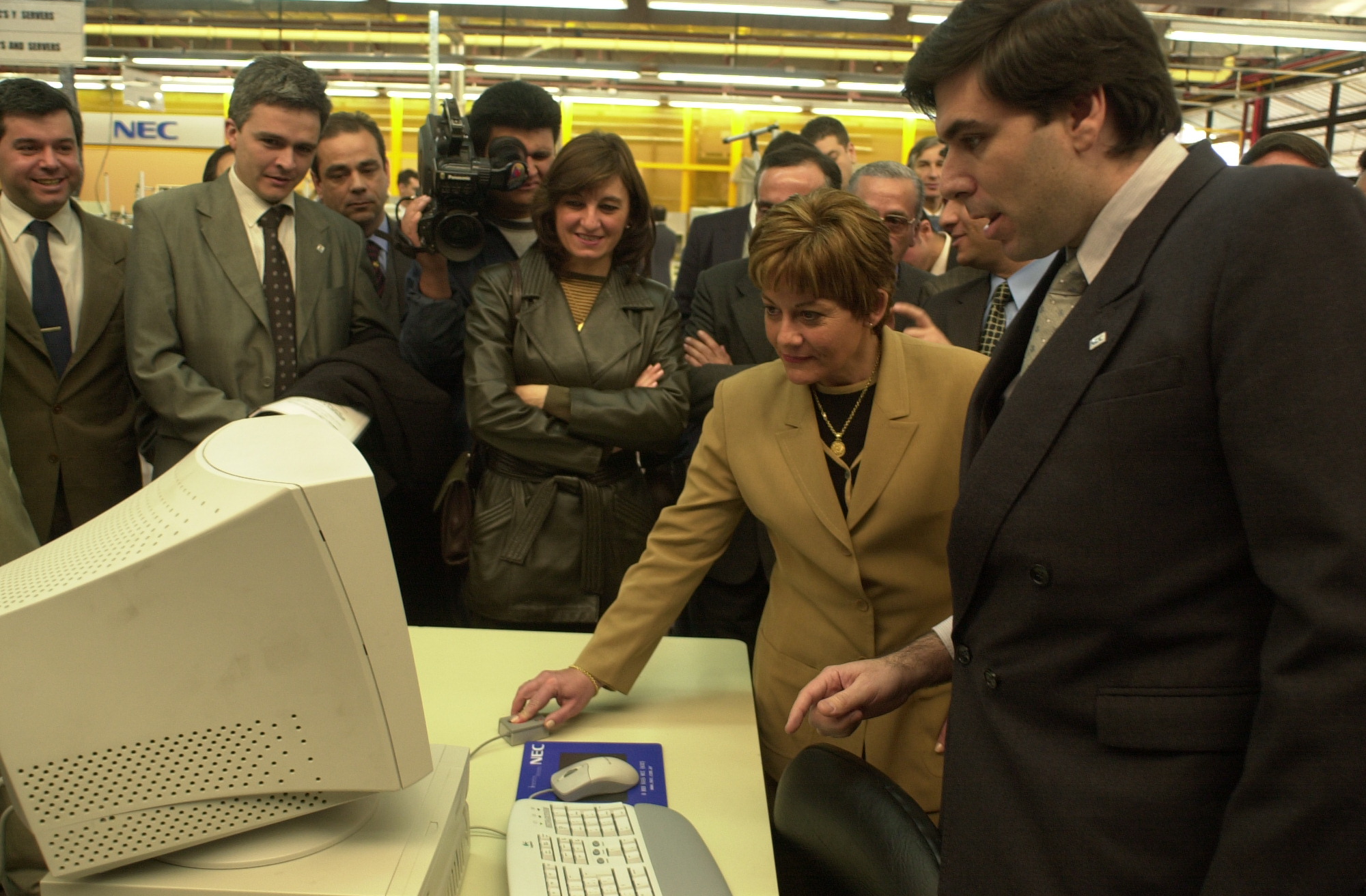 08-08-2002. La gobernadora Lemme visitó la planta de la empresa NEC.