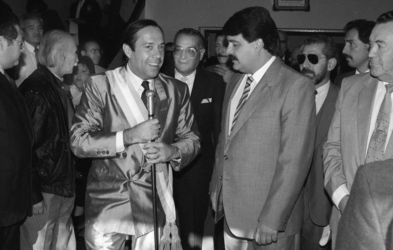 10-12-1987. Día histórico. Adolfo Rodríguez Saá asume su segundo mandato como gobernador tras ganar los comicios con el 52,12% de los votos. En la imagen se lo ve junto al vicegobernador Ángel R. Ruiz.