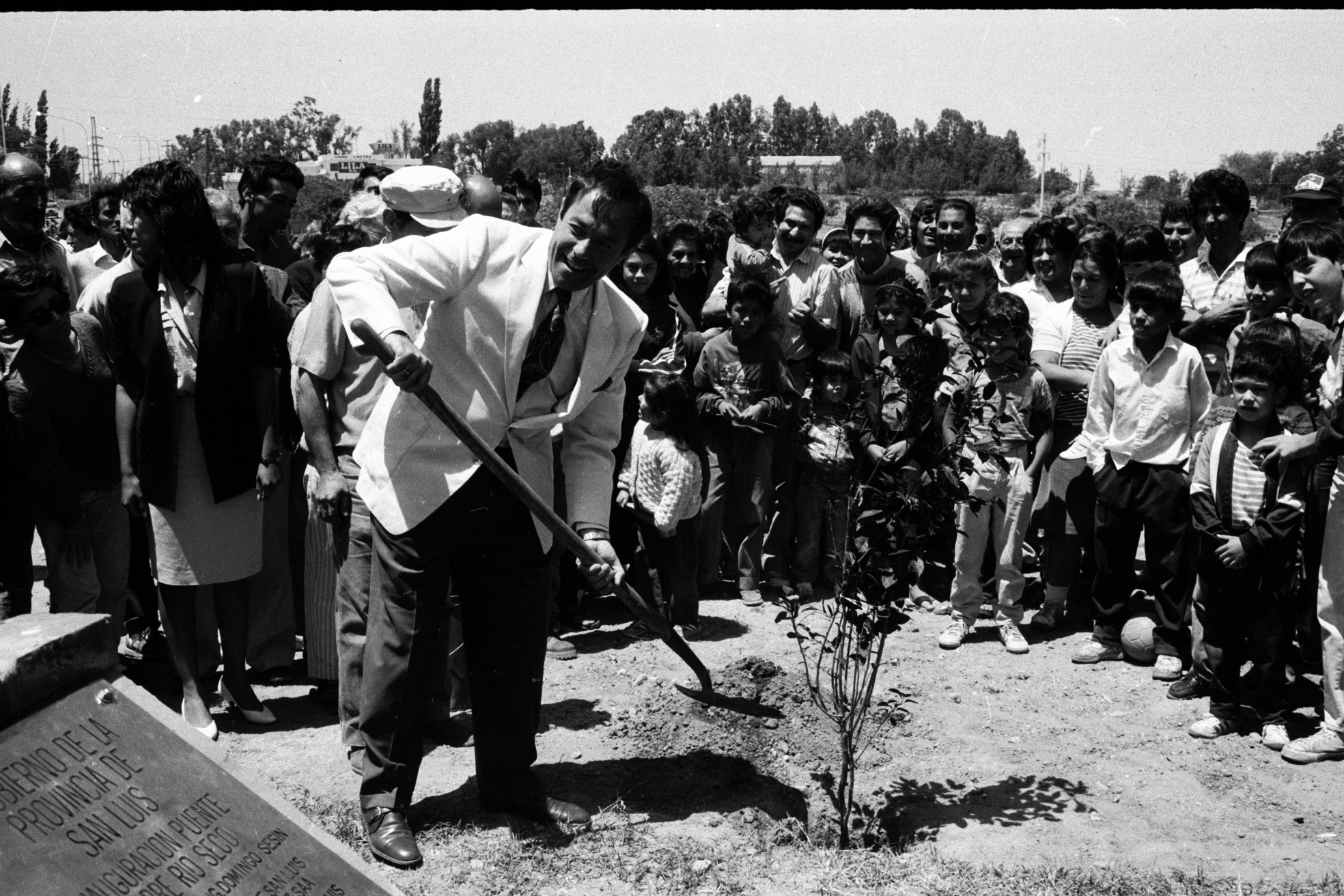 11-12-91. Puente sobre el Río San Luis. El gobernador planta un árbol durante la inauguración de la obra en la zona sur de la ciudad de San Luis.