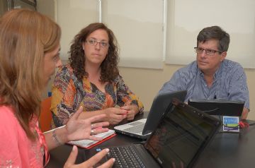 Fontán junto a Marcela Magallanes, secretaria académica de la ULP (izq.), y Cecilia Pipitone, jefa del subprograma de EPD (der.).