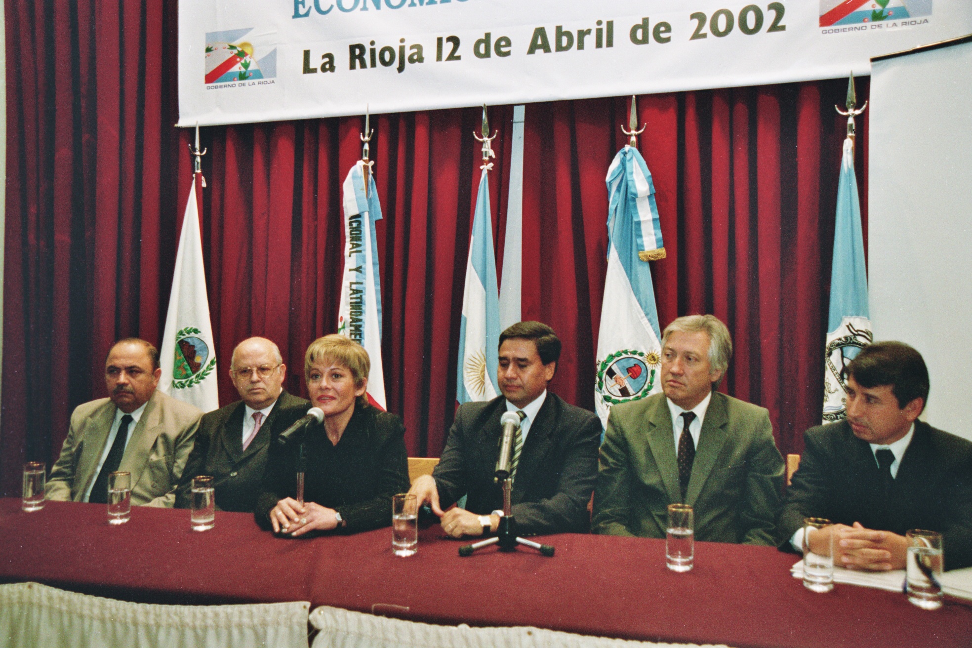 12-04-2002. La gobernadora asistió a La Rioja a una reunión con su par Ángel Maza.  