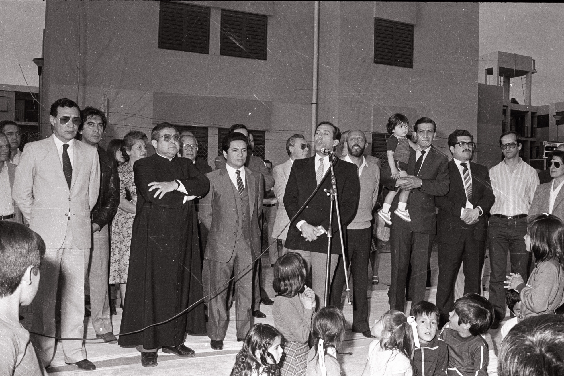 El 12-09-1985 el gobernador encabeza un acto de entrega de viviendas en Villa Mercedes. Lo acompañan los ministros Carlos Ponce, Eduardo Endeiza y Pedro Maranguello, y Monseñor Francisco Miranda.