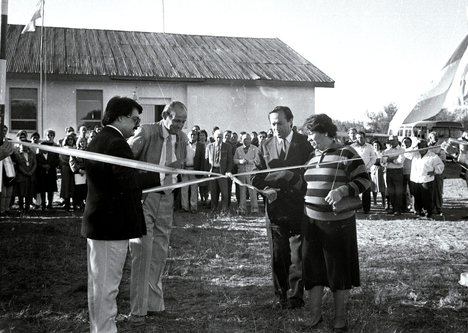 13-05-1987. El gobernador, el ministro de Gobierno Ángel Ruiz y la concejala Lucrecia de Ceratto desatan la cinta durante una inauguración en Villa Mercedes.