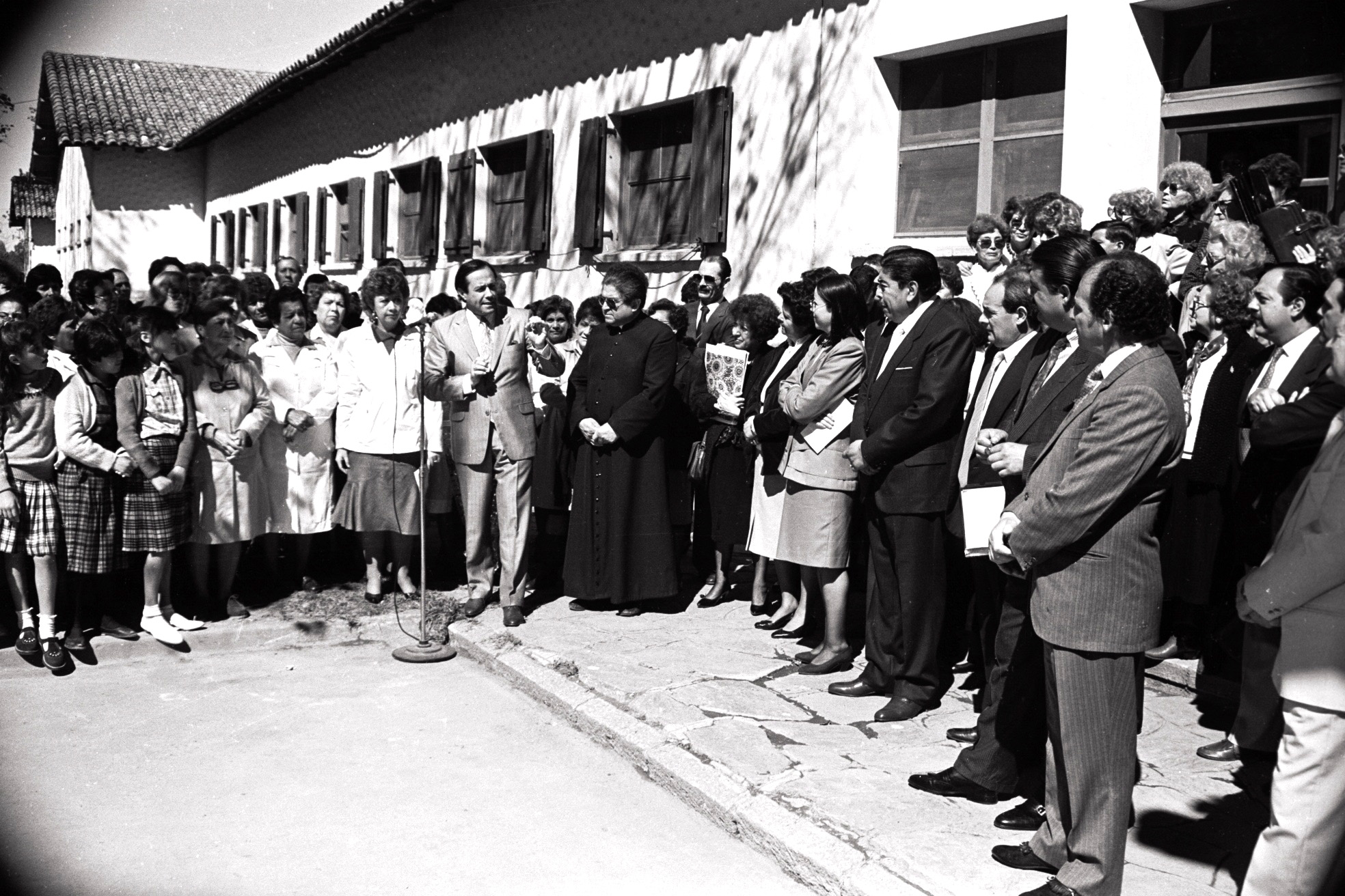 13-10-1989.Hogar Escuela “Eva Perón” de Villa Mercedes. El gobernador inaugura la obra de gas que fue bendecida por Monseñor Francisco Miranda.