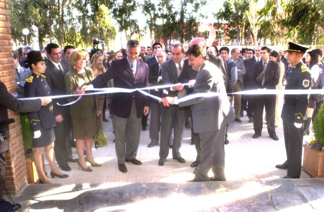 14-08-2004. Laboratorios Puntanos. Corte de cinta en la inauguración de obras.