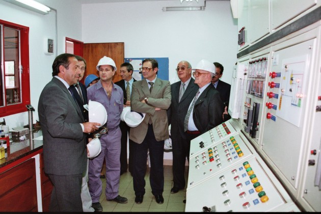 14.12.1998. El Gobernador Adolfo Rodríguez Saaá visita a una fábrica de poliresina.