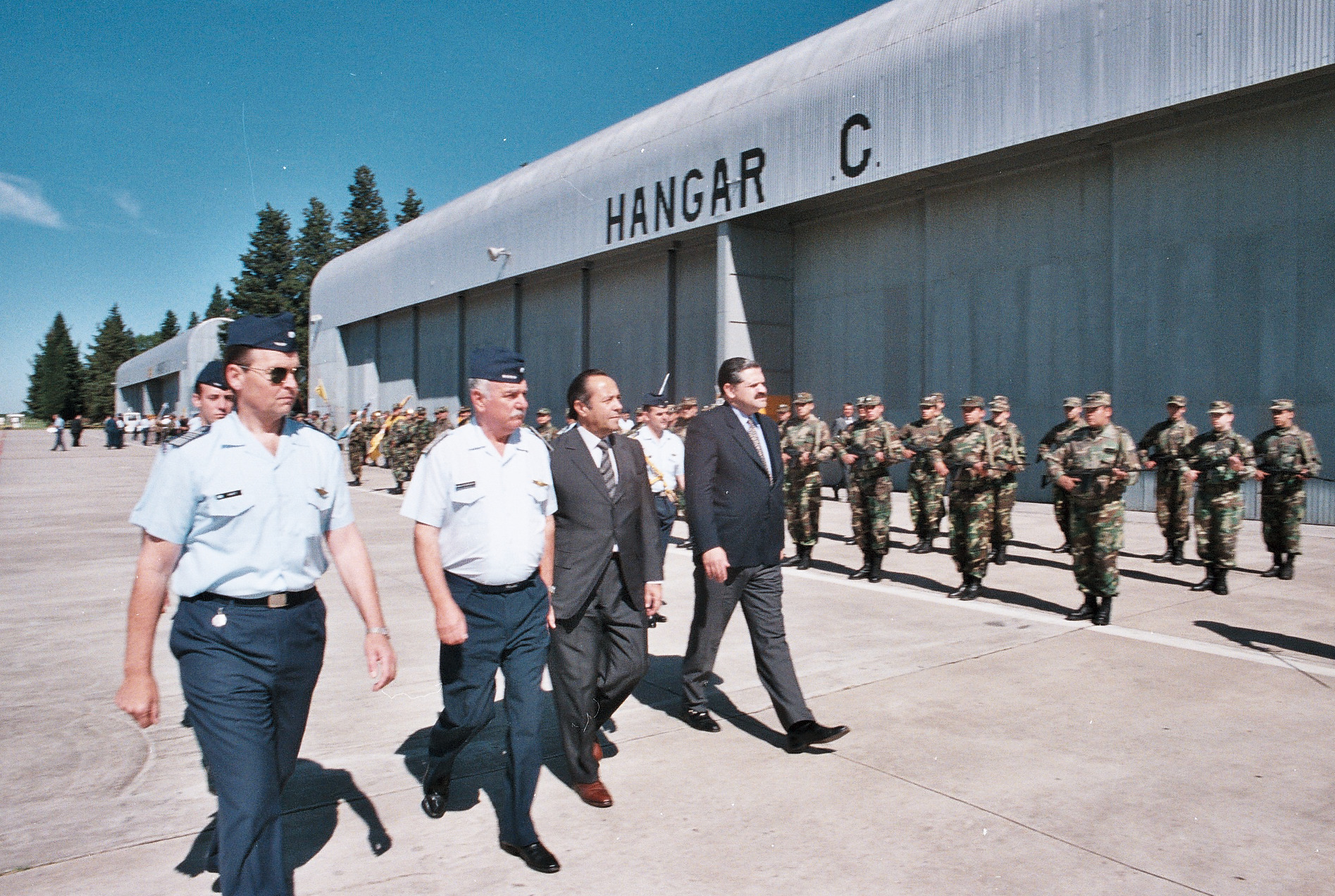 15-11-2000. El ministro de Defensa de la Nación, Ricardo López Murphy,  pasó revista a la formación durante su visita a la Quinta Brigada Aérea, situada en Villa Reynolds.