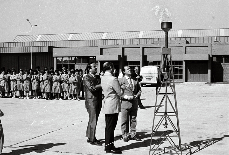 19-10-1989.Villa Mercedes. El gobernador y el intendente Mario Merlo inauguran una obra de gas en una planta industrial.