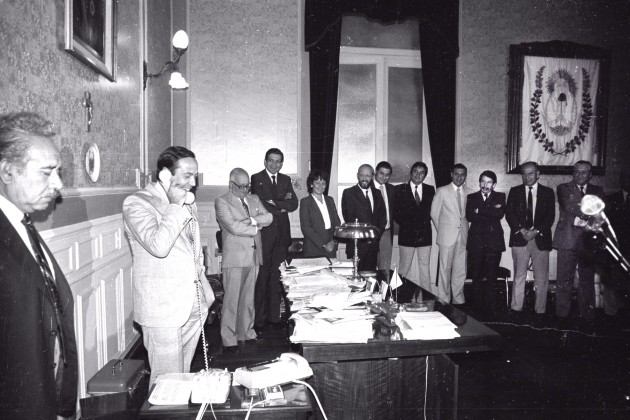 El 23-02-1984 el gobernador Adolfo Rodríguez Saá, desde su despacho, inauguraba el radioteléfono que uniría a San Francisco y Quines. Se pueden ver algunos miembros de su gabinete como Pedro Maragnello, Elías Taurant y Eduardo Endeiza, entre otros.
