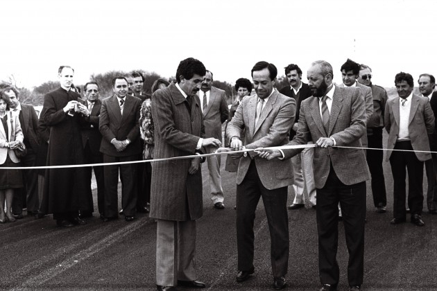 El 20-10-1984 el gobernador Dr. Adolfo Rodríguez Saá inauguraba la ruta Paso de las Carretas junto a vecinos de la zona.