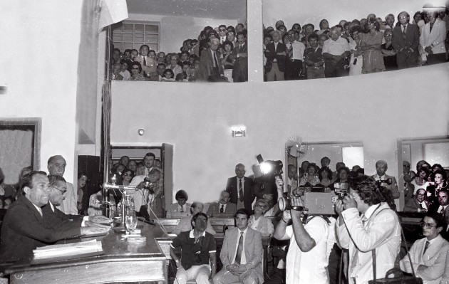 11 de diciembre de 1983. Minutos después de asumir, Adolfo Rodriguez Saá realiza su discurso ante la Cámara de Diputados de la provincia de San Luis