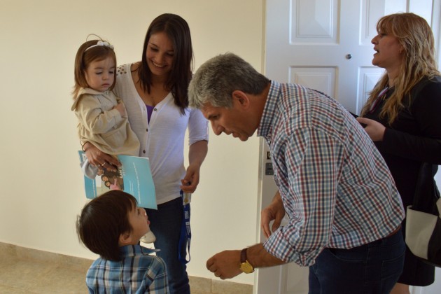 el gobernador compartió momentos de felicidad junto a las familias que estrenan su vivienda