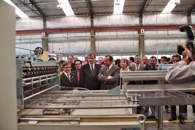 22.12.1998  Gerentes de una fábrica de Villa Mercedes recibieron la visita del gobernador quien asistió acompañado por el subsecretario Alfredo Pascuet ( a la derecha en la imagen).