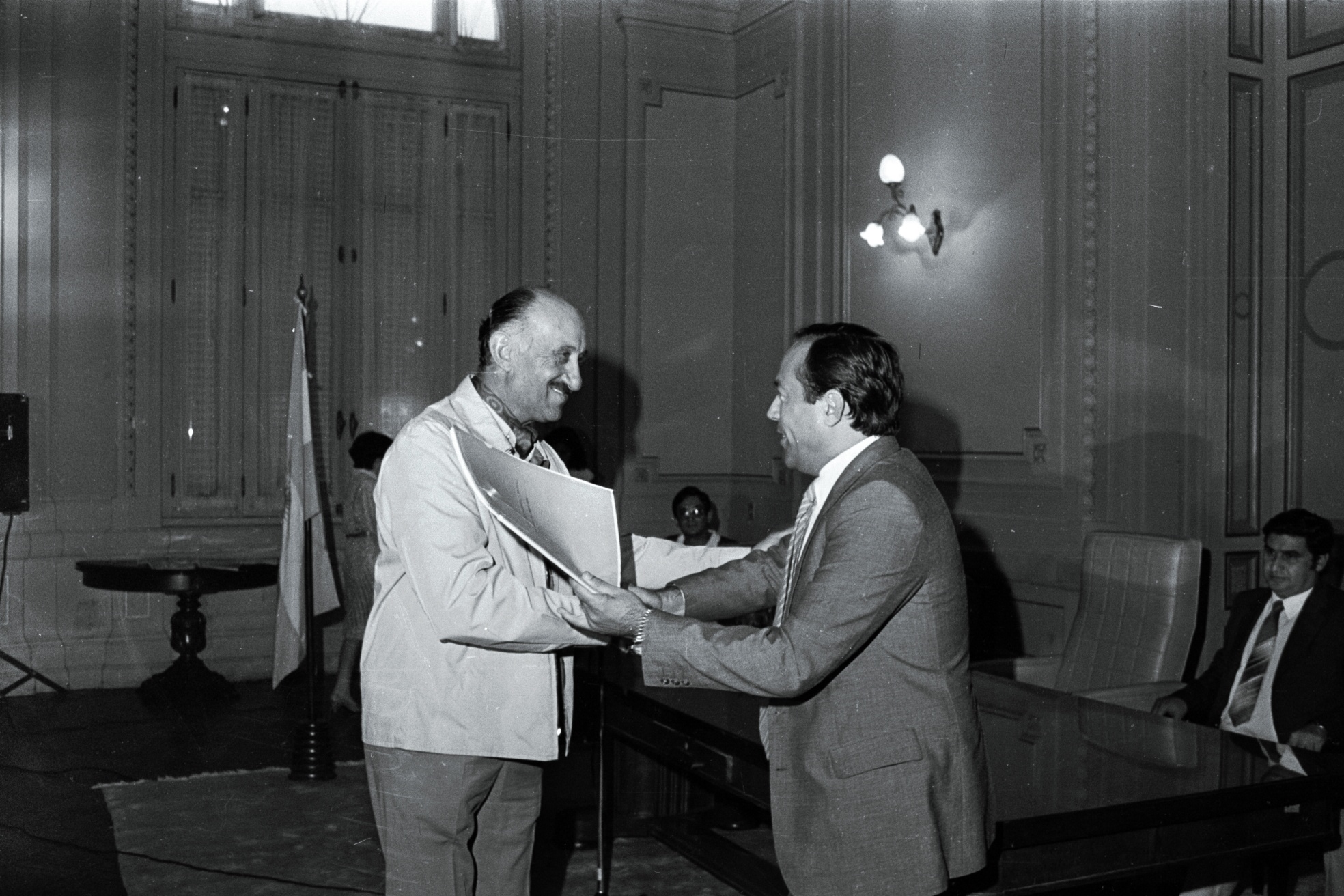El 29-03-1985 el gobernador Adolfo Rodríguez Saá entrega silos a productores de la provincia durante un acto celebrado en el Salón Blanco de Casa de Gobierno.