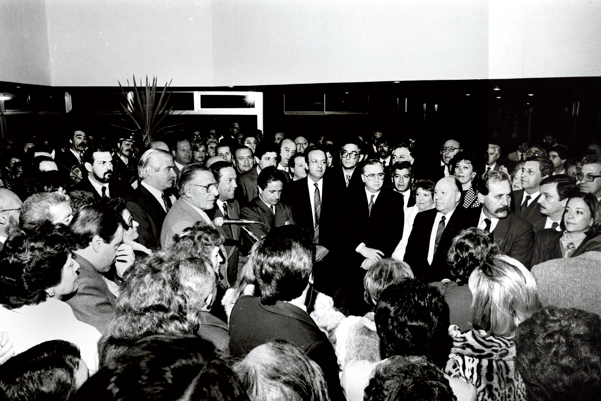 29-06-1990.Inauguración del edificio de DOSEP. Con la presencia del vicepresidente de la Nación Eduardo Duhalde y del Dr. Raúl Matera se inauguró la nueva sede de la obra social. 