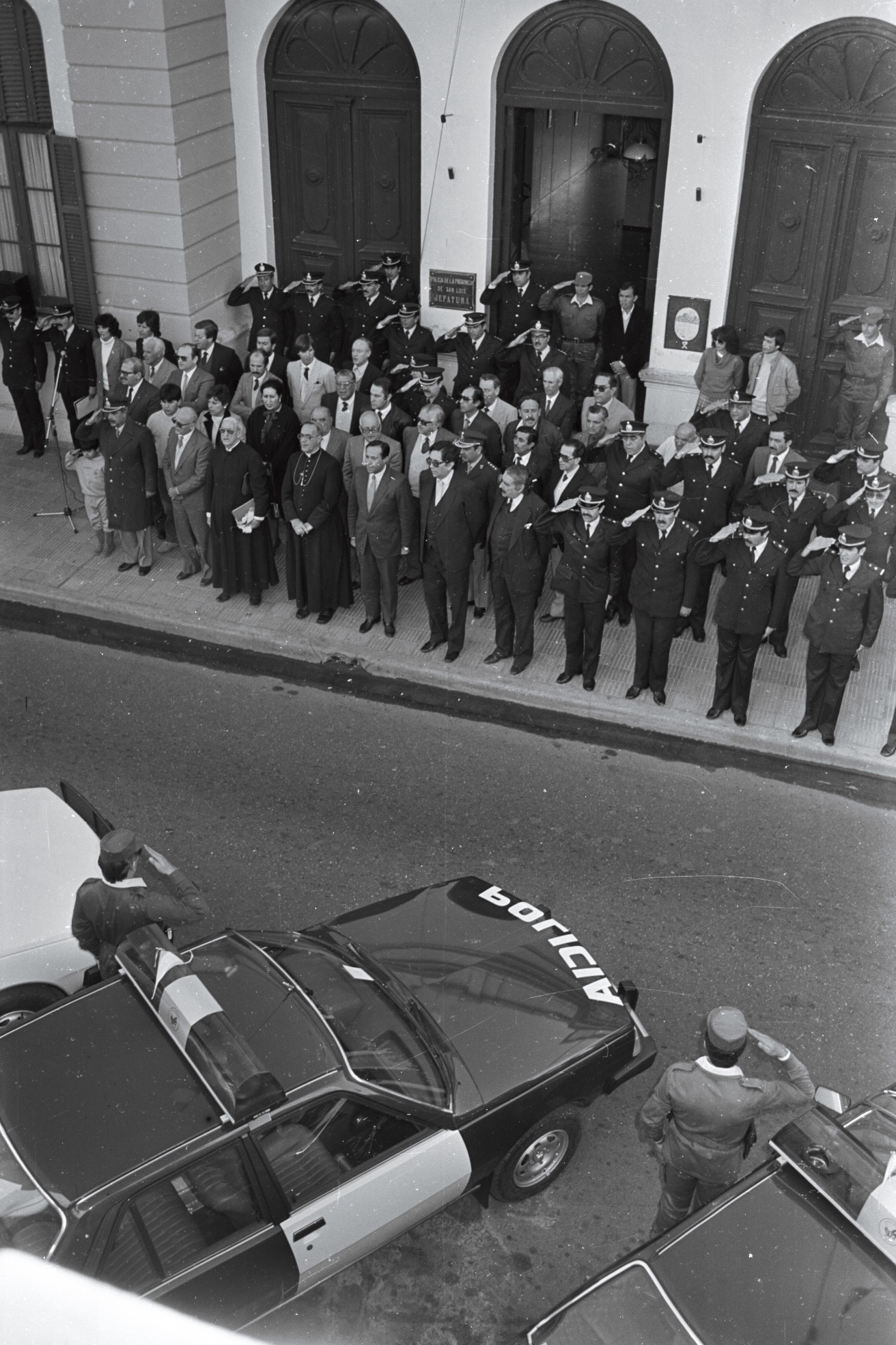 El 30-04-1985durante un acto realizado en la entrada de Casa de Gobierno, el gobernador Adolfo Rodríguez Saá, acompañado del gabinete, entrega móviles a la Policía. En la imagen se puede ver a gran parte de la Plana Mayor de la fuerza de seguridad y al entonces Monseñor Juan Rodolfo Laise.