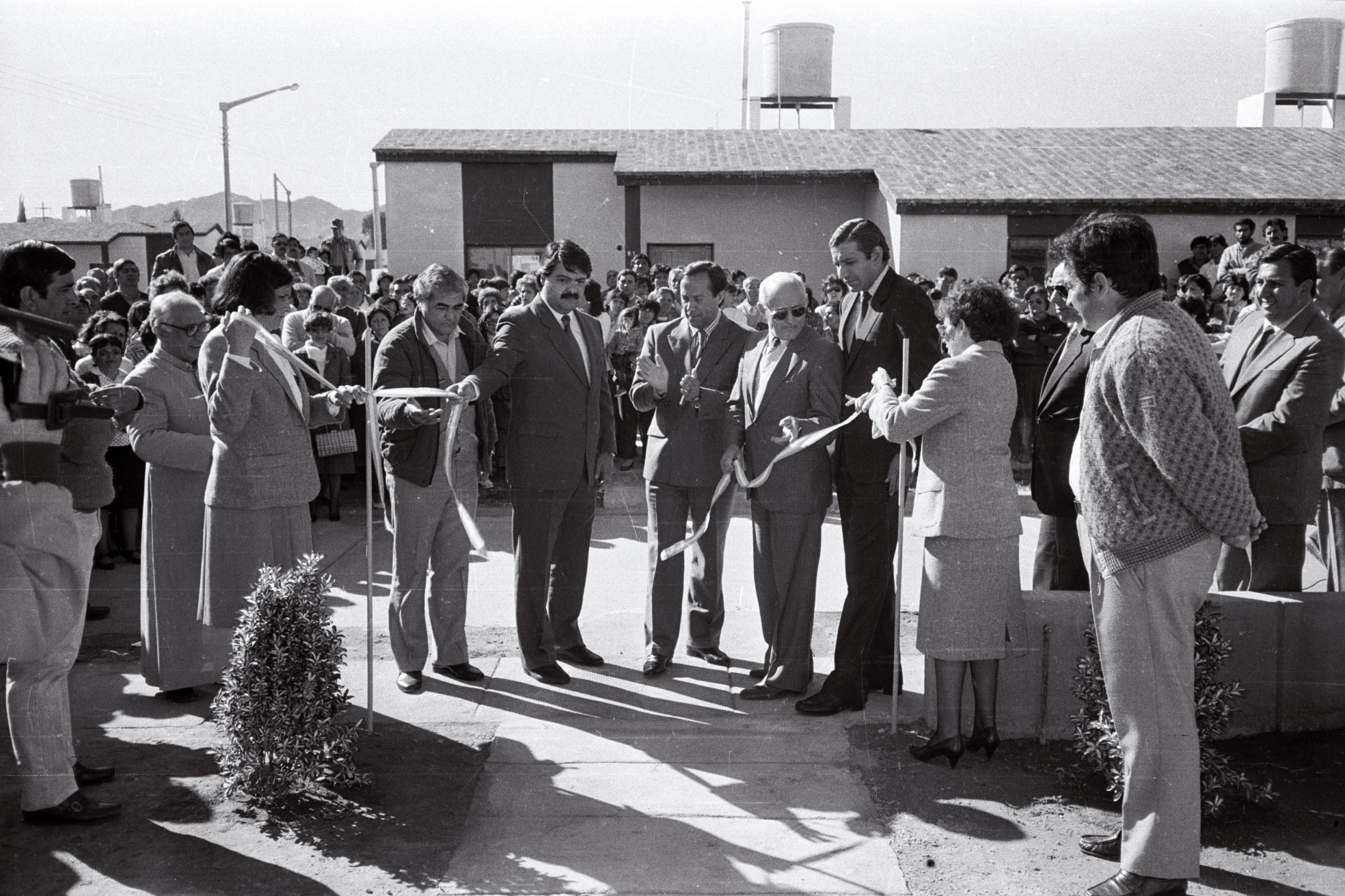 30-05-1987. Entrega de viviendas en la ciudad de San Luis. El gobernador junto al intendente Juan Bautista Pico y el secretario general de ATE, José Pérez.