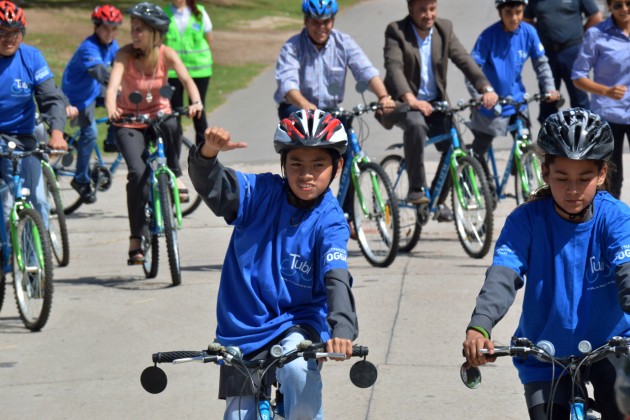 Los chicos felices con sus bicicletas