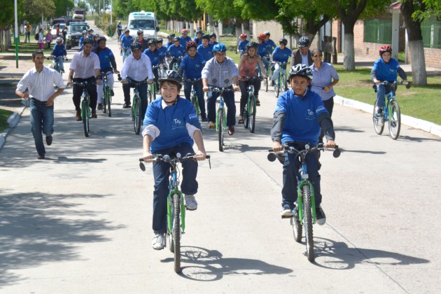 Luego de la entrega realizaron la tradicional bicicleteada por las calles de Nueva Galia