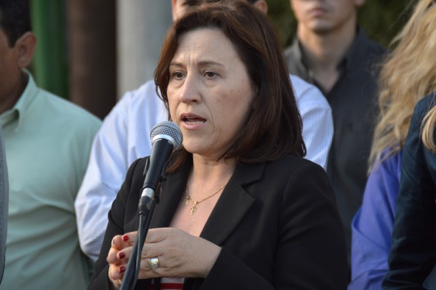 La ministra destacó la importancia de los materiales entregados para el Centro de Salud de la localidad.