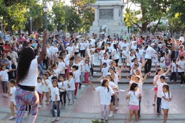 Más de 120 chicos, acompañados por sus familiares, danzaron al son de la samba