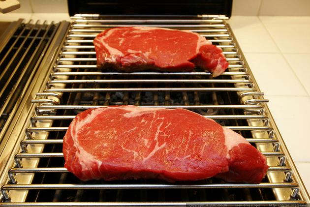 Aunque la carne roja es muy adecuada para combatir la anemia, tomada en exceso puede provocar mayor riesgo de padecer enfermedades del corazón